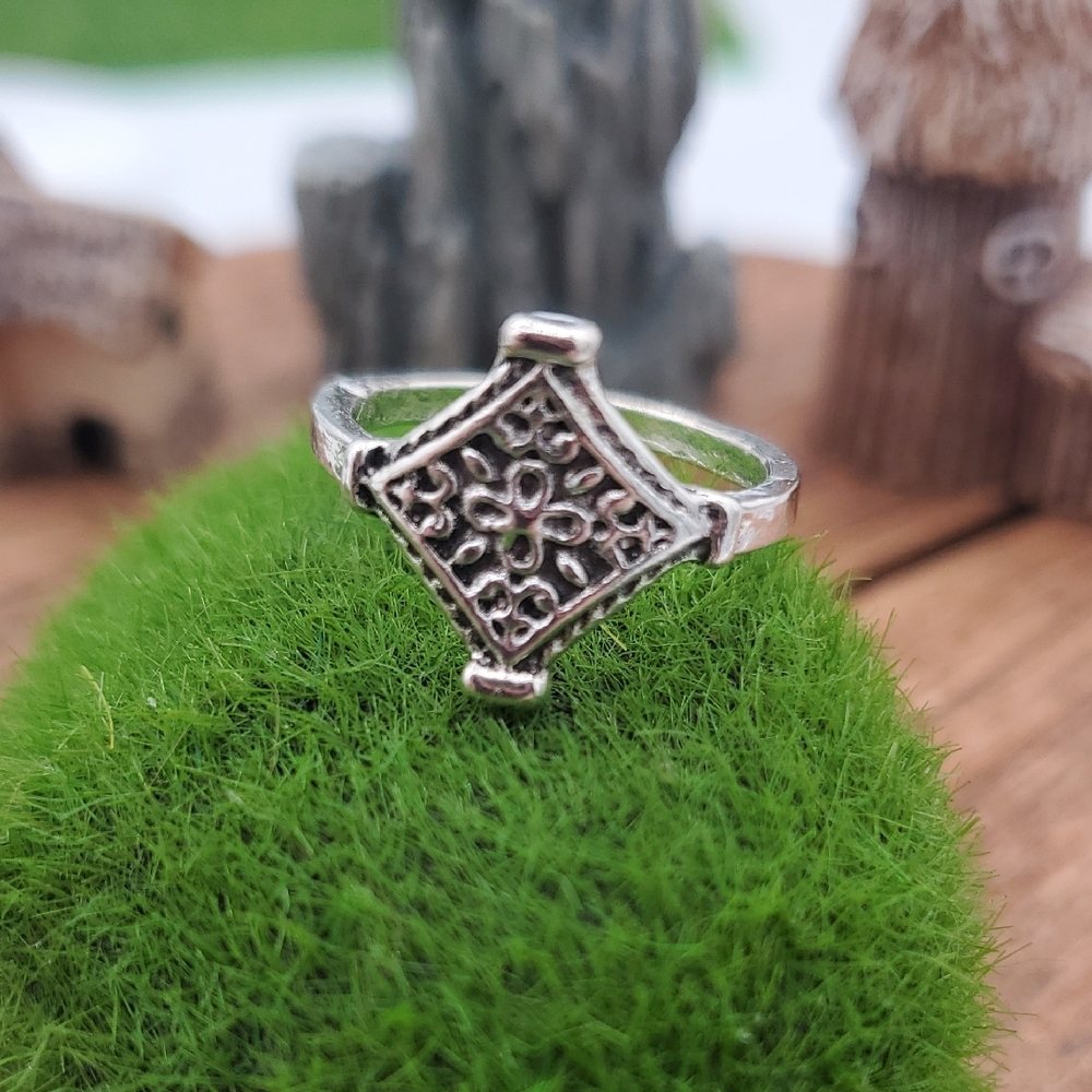 Cathedral Cross Ring Size 5 R813 32$